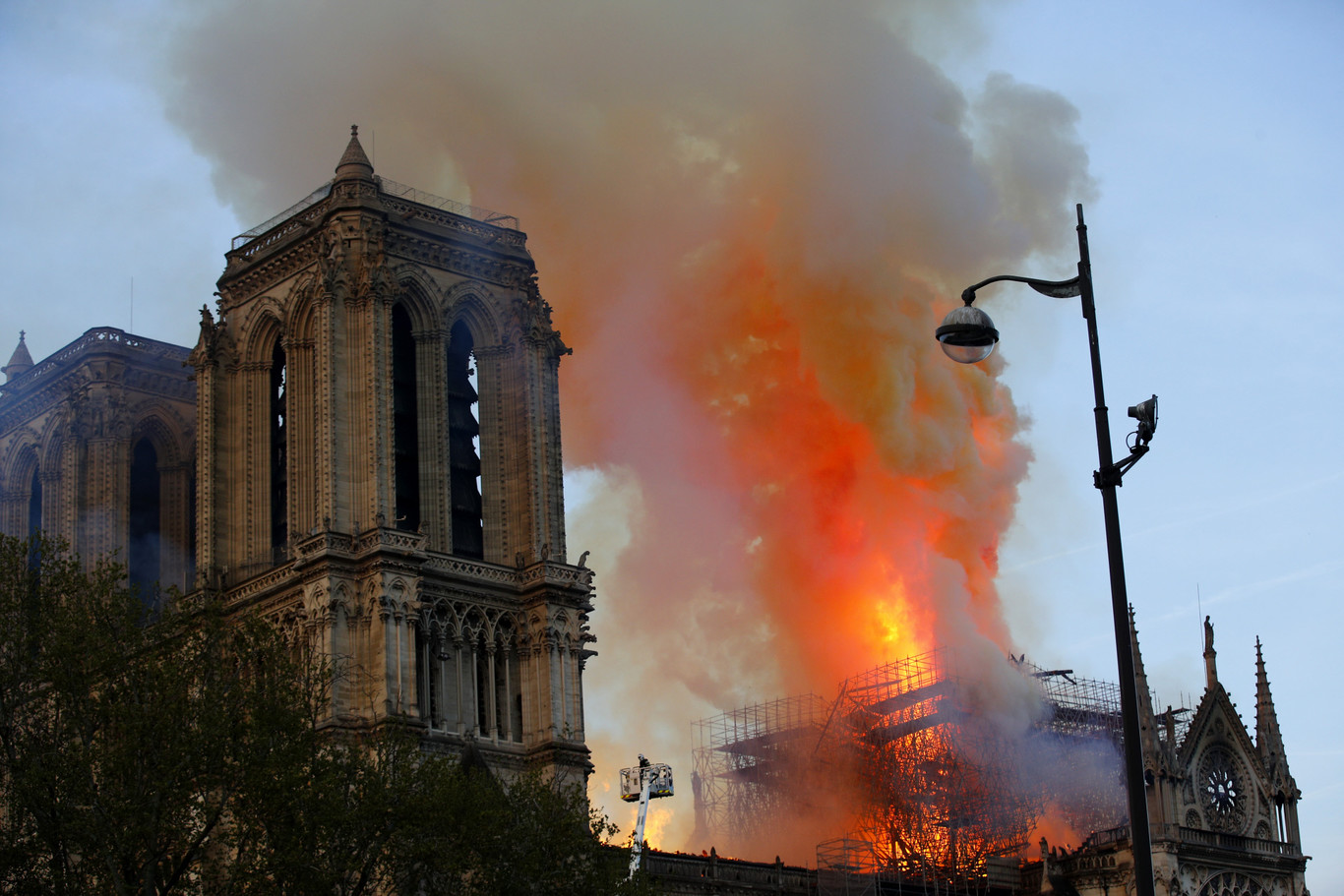 Por qué no es buena idea usar aviones para apagar incendios como el de Notre Dame