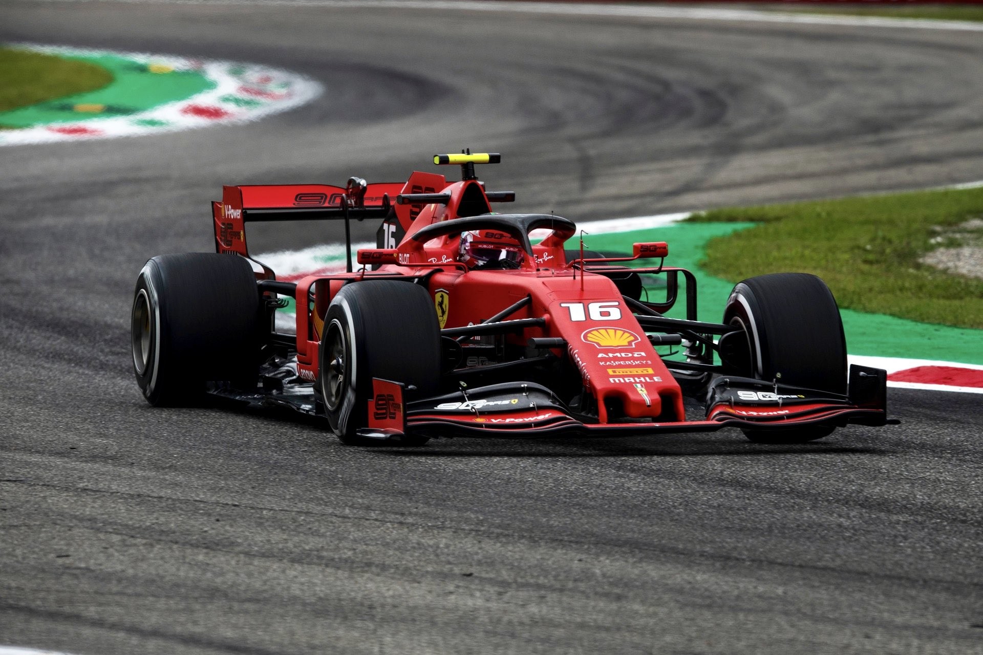 Charles Leclerc aguanta el asedio de los Mercedes para devolverle la victoria a Ferrari en Monza