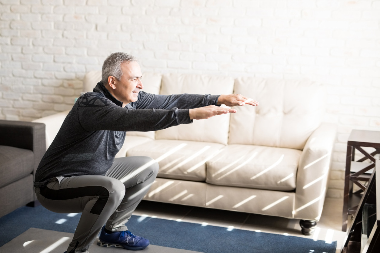 Qué ejercicios pueden hacer los adultos mayores dentro de casa para mantenerse activos durante la cuarentena